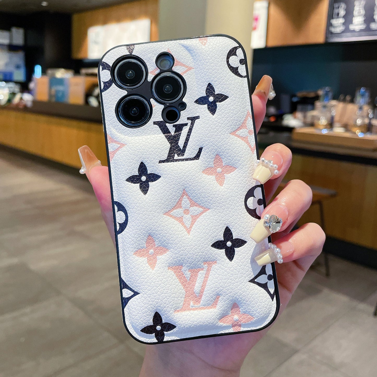 The same phone case as 1V's famous Internet celebrity