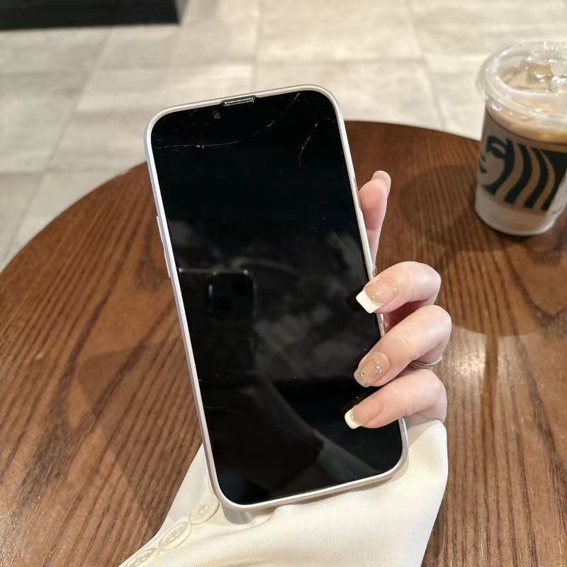 SLL Apple influencer with the same phone case