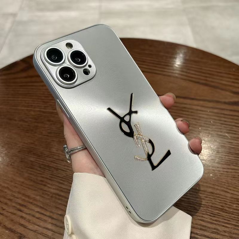 SLL Apple influencer with the same phone case